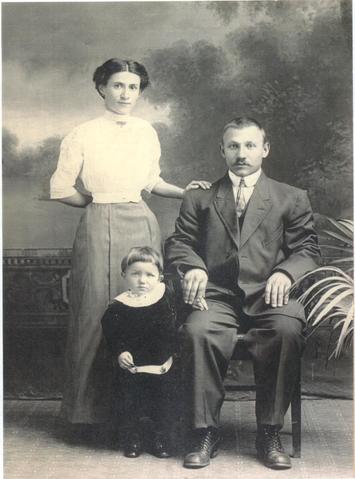 Vingtage photo of the author Marion with her grandmother Minnie