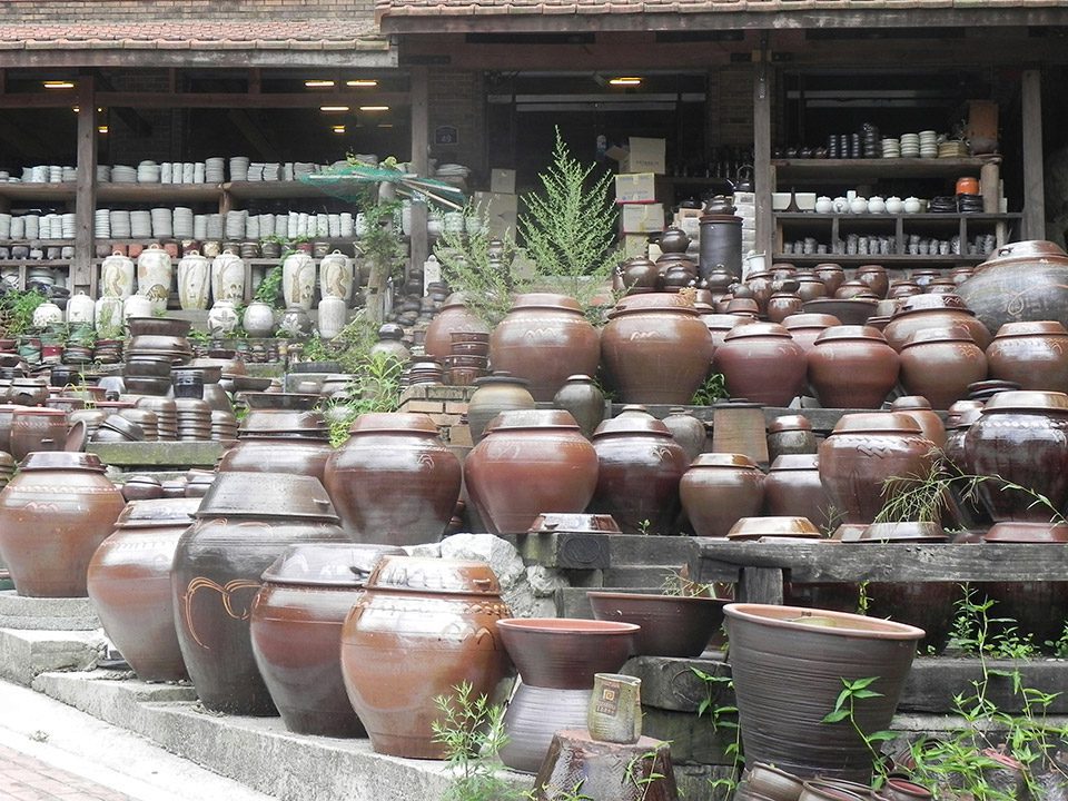 hand thrown pottery in Korea