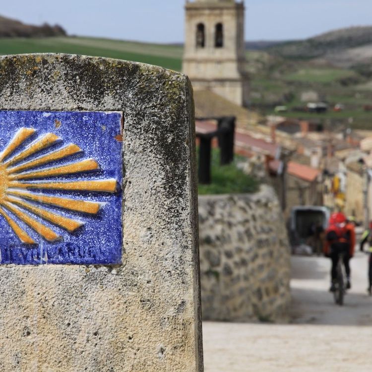 A tile marking the Camino de Santiago