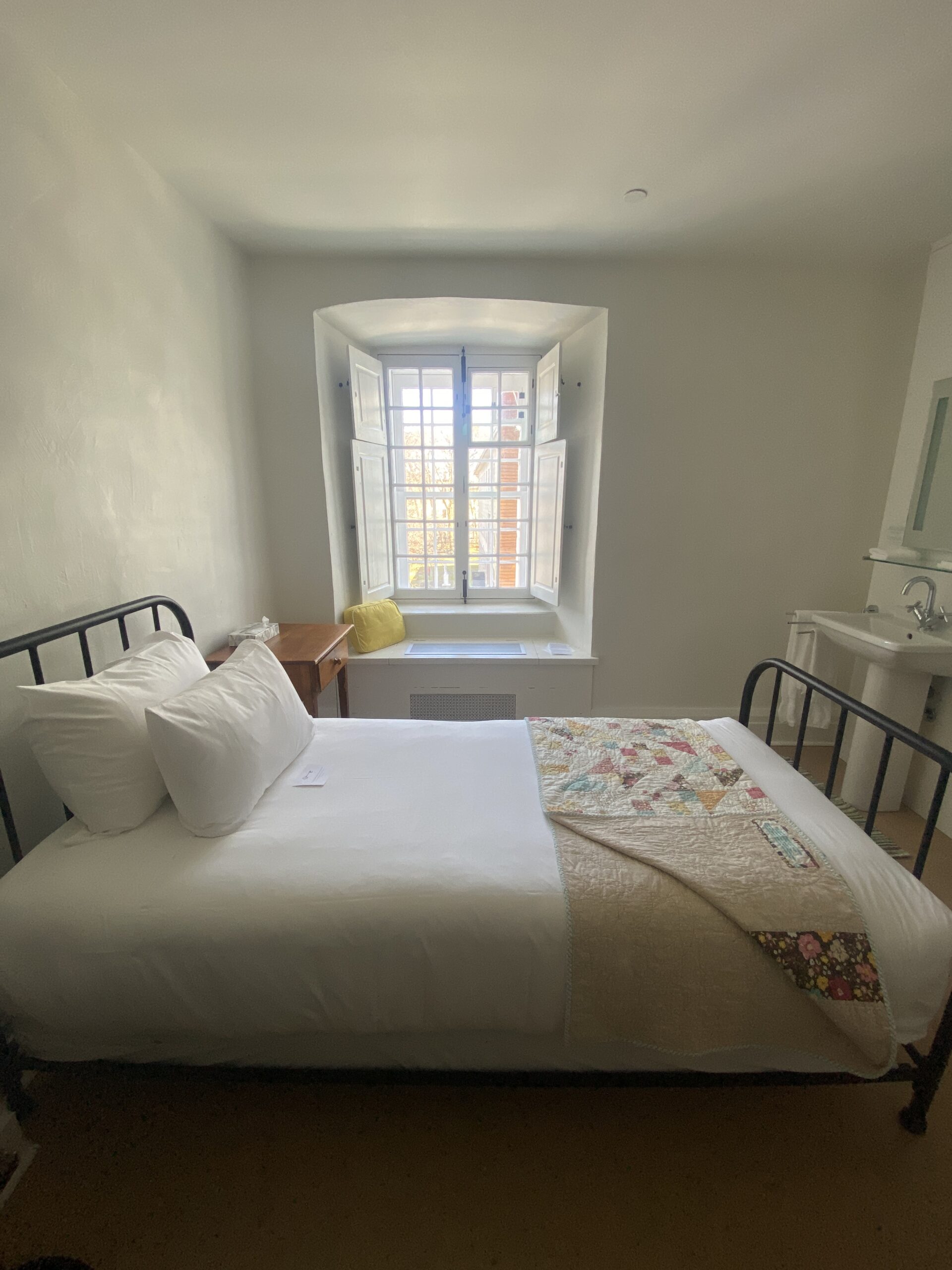 Monastere des Augustines Quebec bedroom transformational retreat 