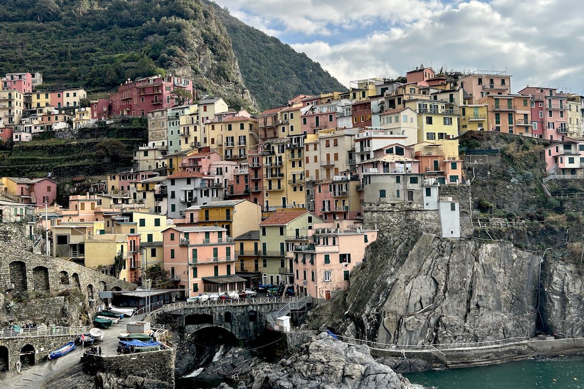 Colourful buildings along the coast of Cinque Terre, one of many great day trips from Florence