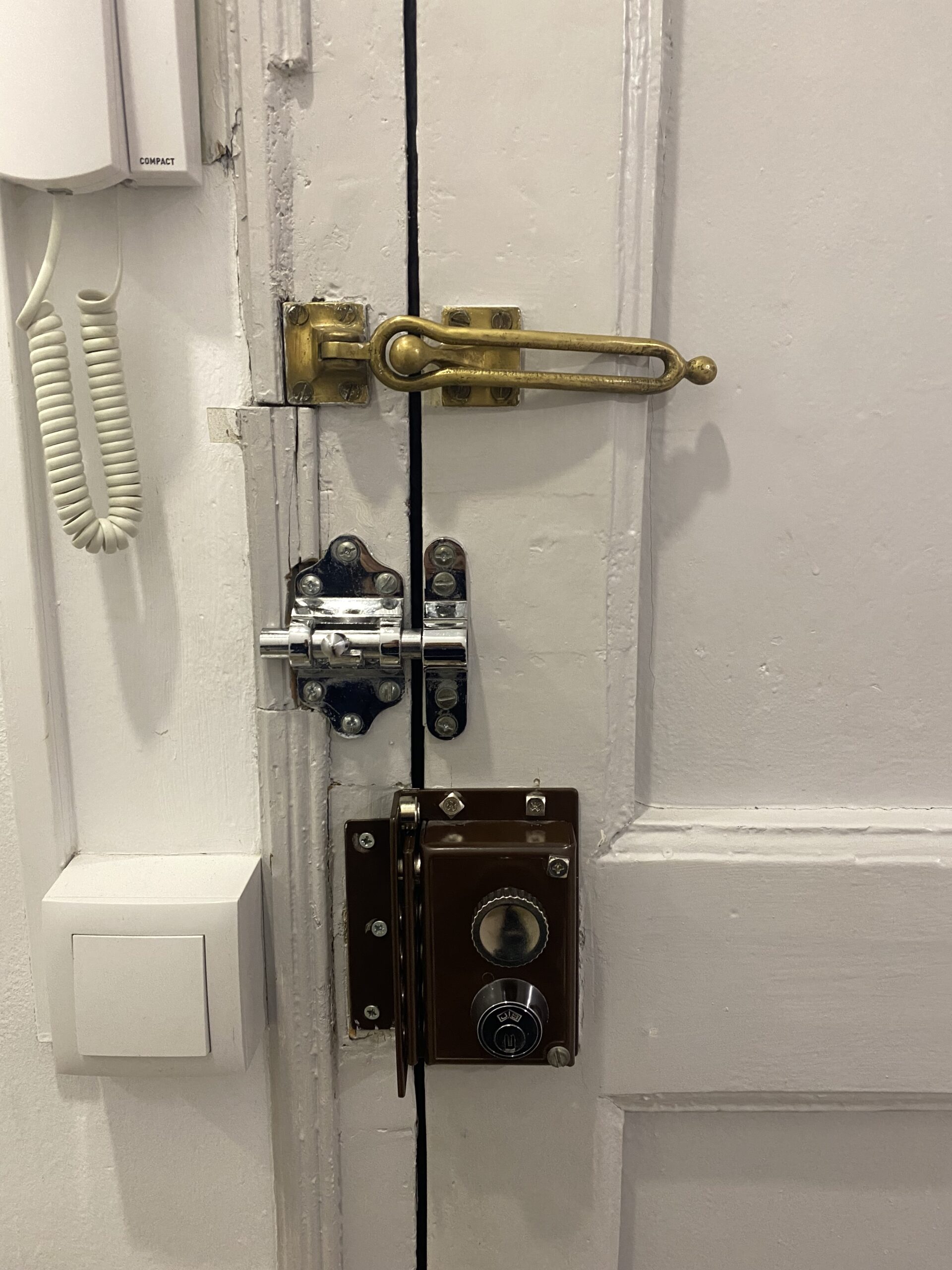 door locks airbnb safety