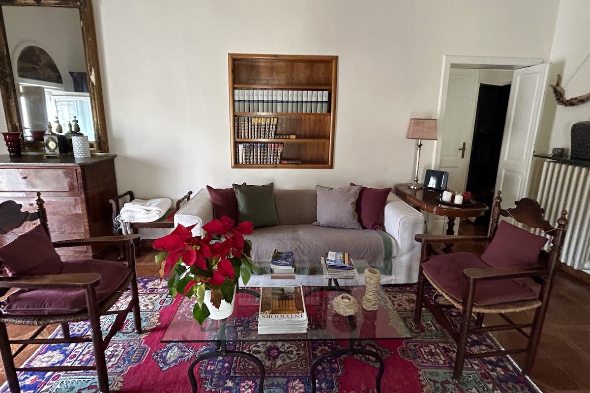 A well decorated and extremely cosy living room in an Airbnb in Lecce, Italy