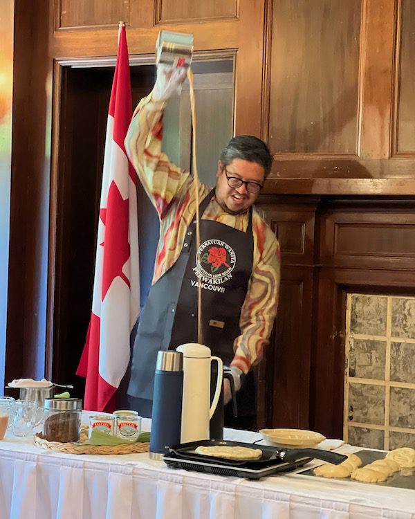 Consul General of Malaysia prepares pulled tea