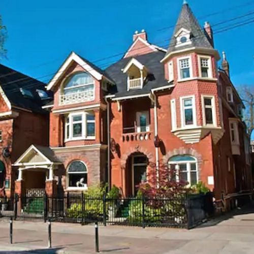 Exterior shot of Madison Manor Hotel in Toronto 