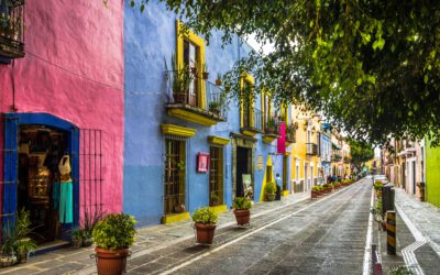 Colourfyl buildings line a quiet street in the Caribbean/Mexico region, a safe destination for women traveling solo.