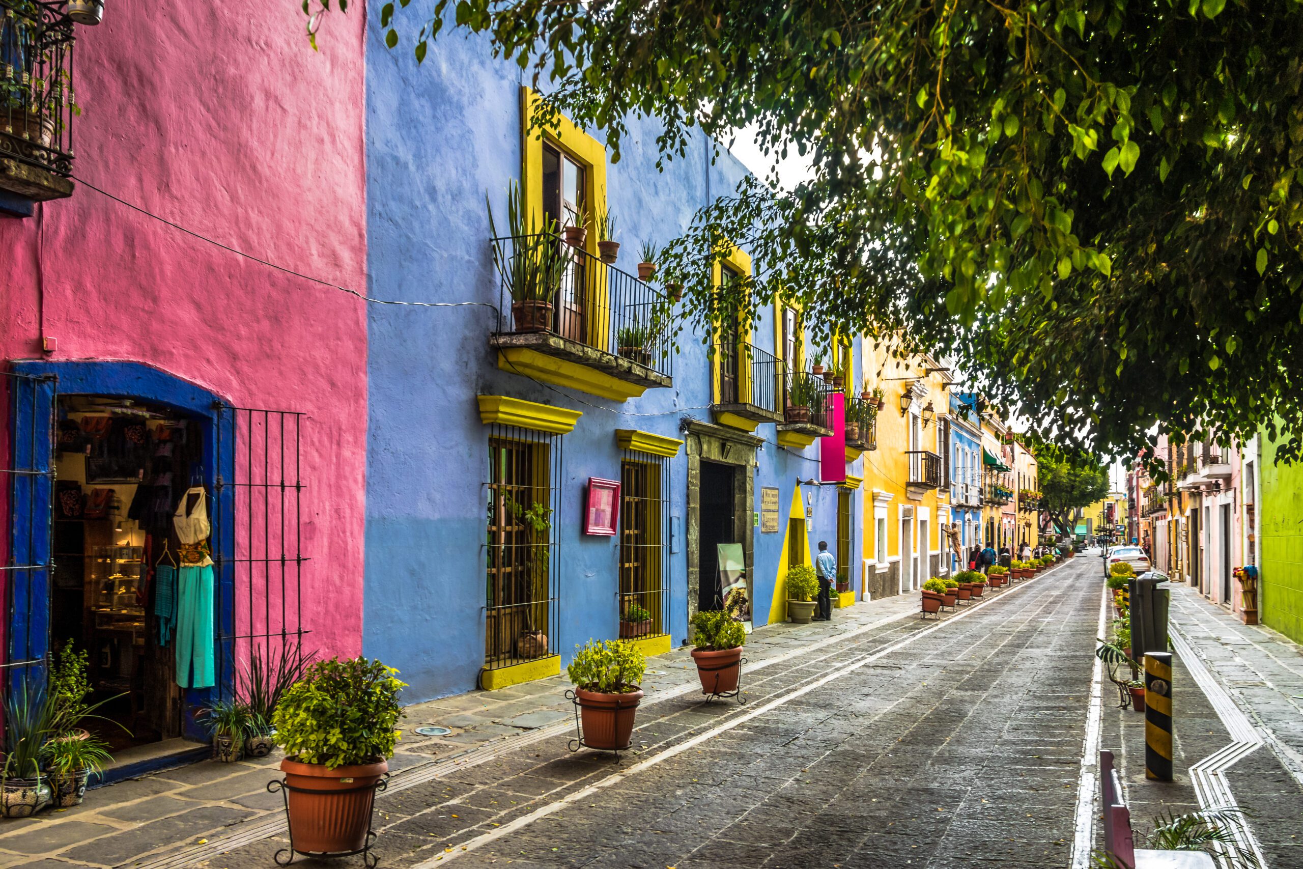 Colourfyl buildings line a quiet street in the Caribbean/Mexico region, a safe destination for women traveling solo.