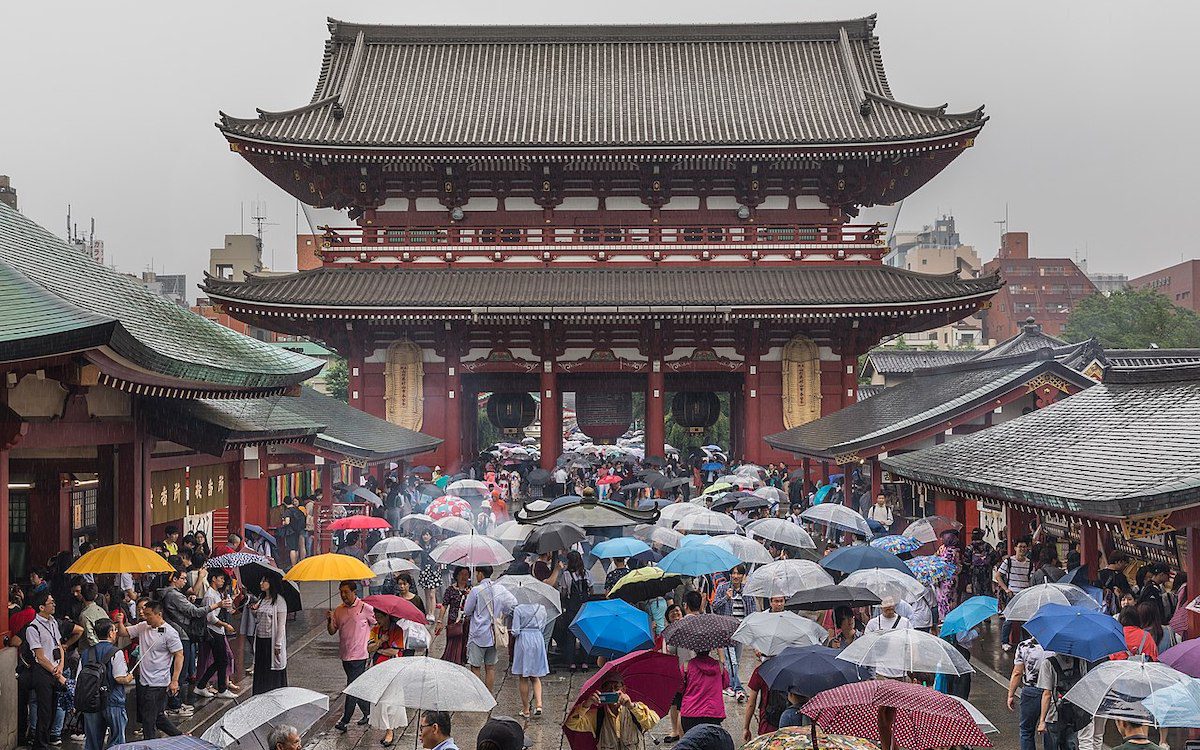 Crowds of tourists at Japan's Hōzōmon