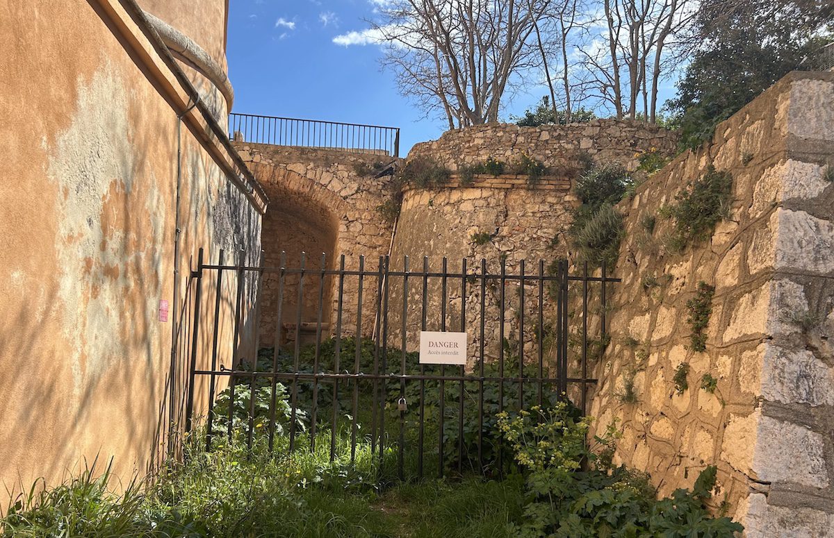 metal fence fort royal Cannes man in the iron mask