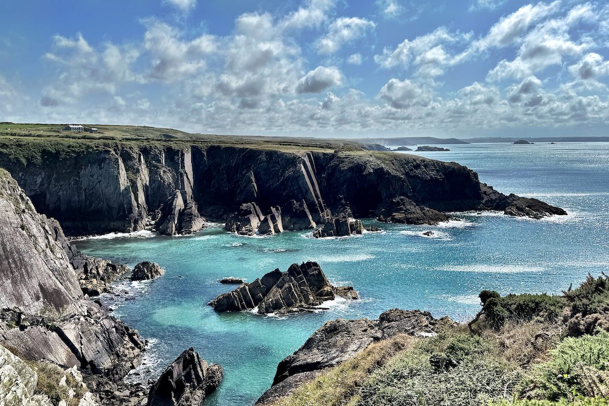 The Welsh coastline is second to none for scenery, easily viewed from the 1,400 kilometer Wales Coastal Path, which encircles the entire country.
